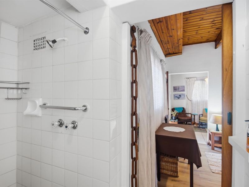 Spacious 4-Bedroom Family Home with Double Garage in Sought-After Oakdale - Photo 10