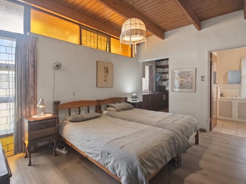 Spacious 4-Bedroom Family Home with Double Garage in Sought-After Oakdale - Photo 9