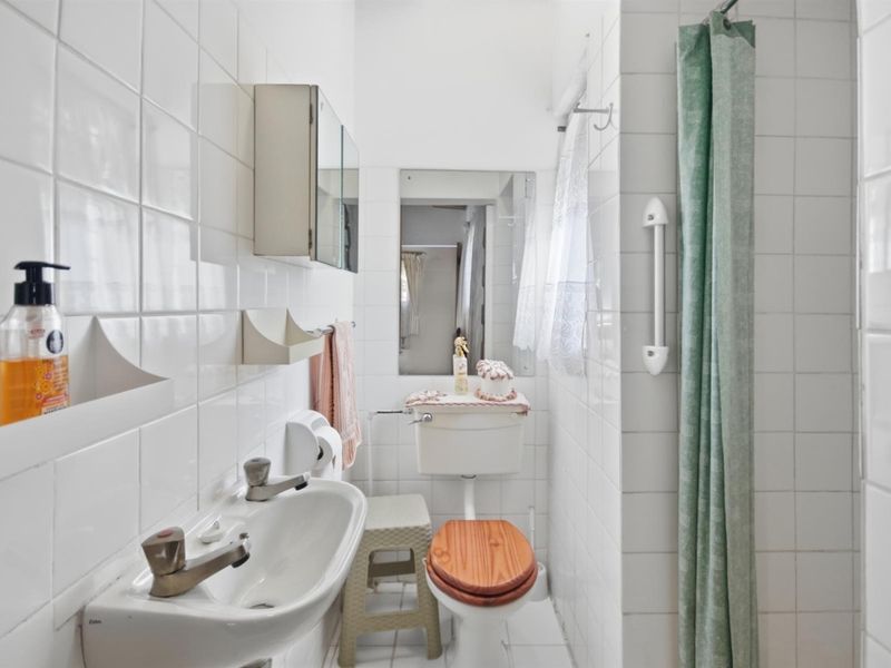 Spacious 4-Bedroom Family Home with Double Garage in Sought-After Oakdale - Photo 8