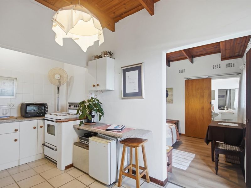 Spacious 4-Bedroom Family Home with Double Garage in Sought-After Oakdale - Photo 7