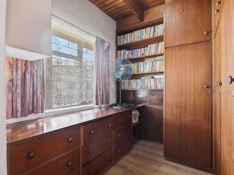 Spacious 4-Bedroom Family Home with Double Garage in Sought-After Oakdale - Photo 6