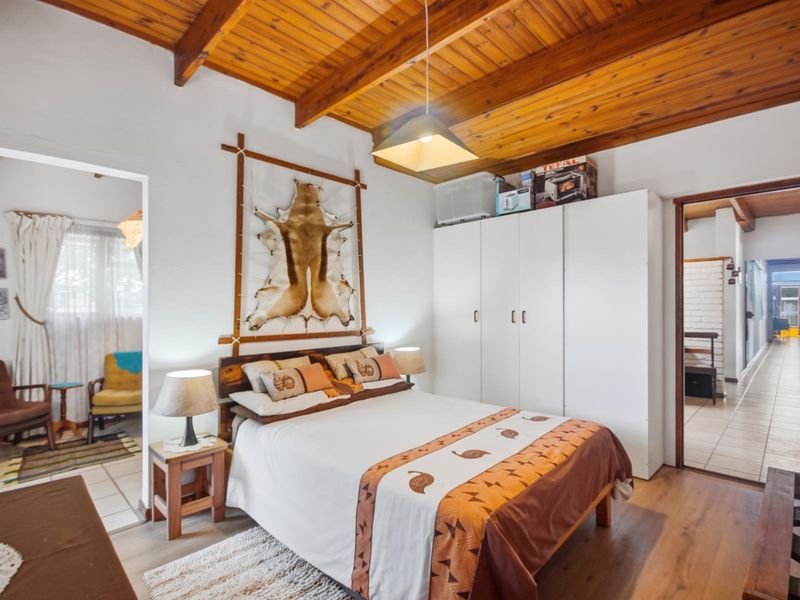 Spacious 4-Bedroom Family Home with Double Garage in Sought-After Oakdale - Photo 5