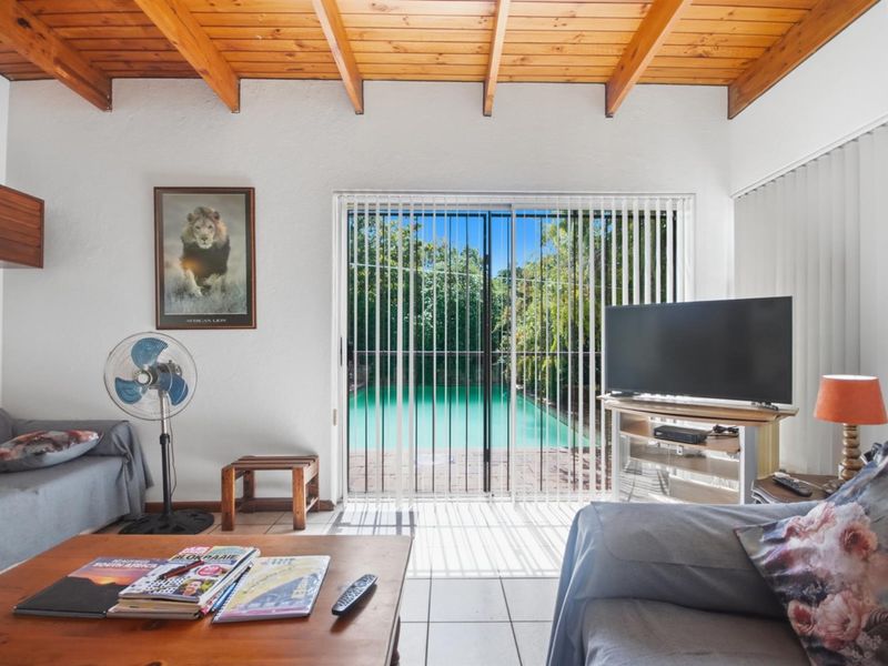 Spacious 4-Bedroom Family Home with Double Garage in Sought-After Oakdale - Photo 2