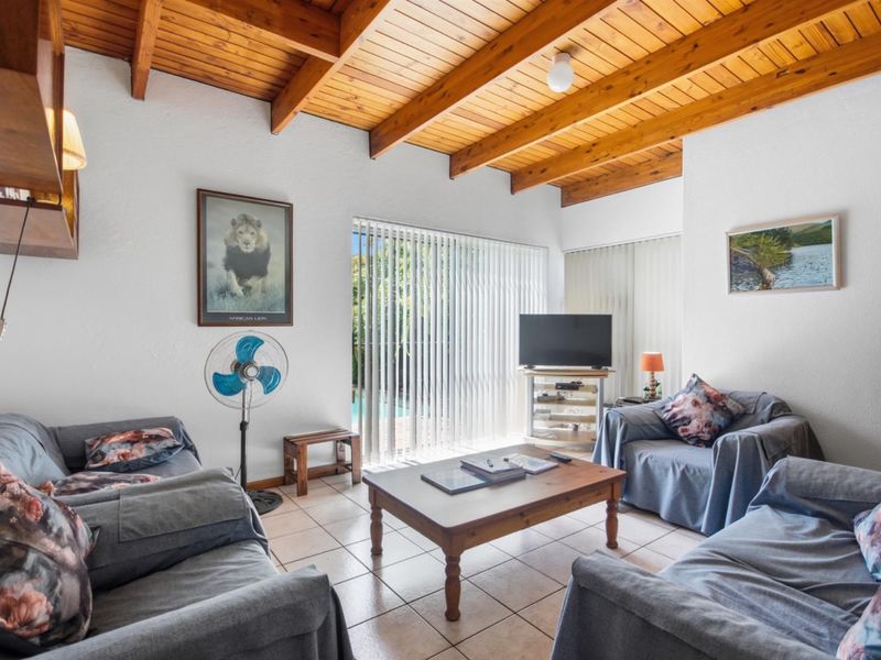 Spacious 4-Bedroom Family Home with Double Garage in Sought-After Oakdale - Photo 4