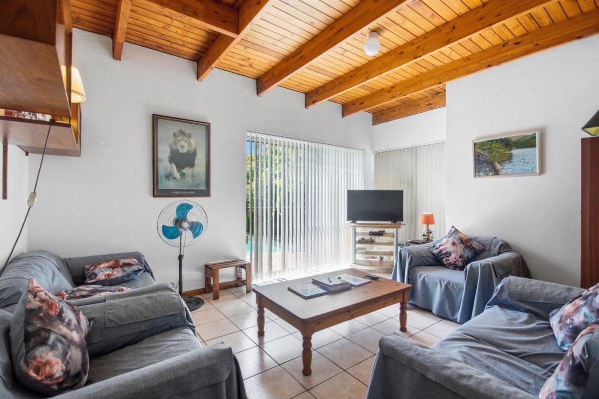 Spacious 4-Bedroom Family Home with Double Garage in Sought-After Oakdale - Photo 4