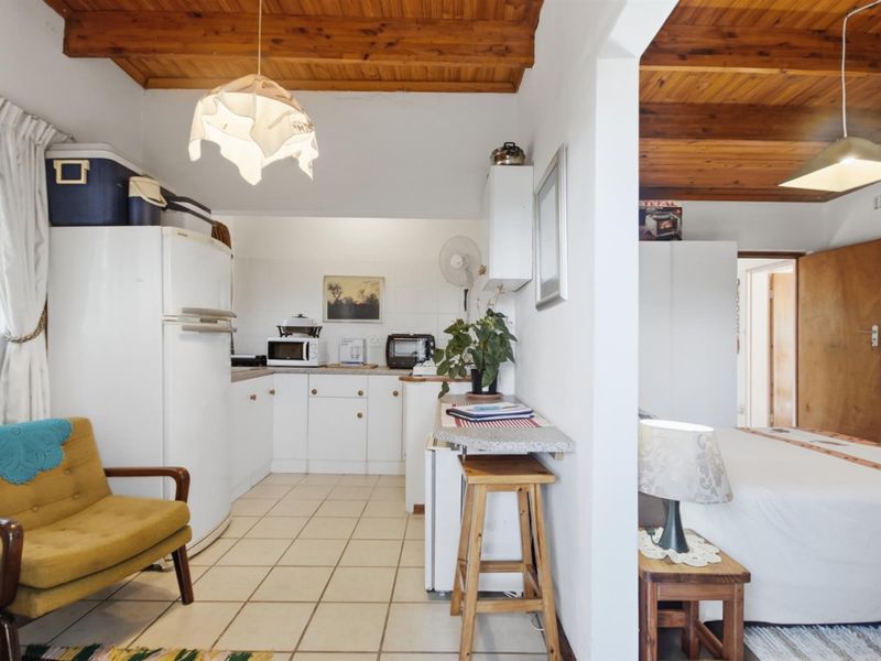 Spacious 4-Bedroom Family Home with Double Garage in Sought-After Oakdale - Photo 3