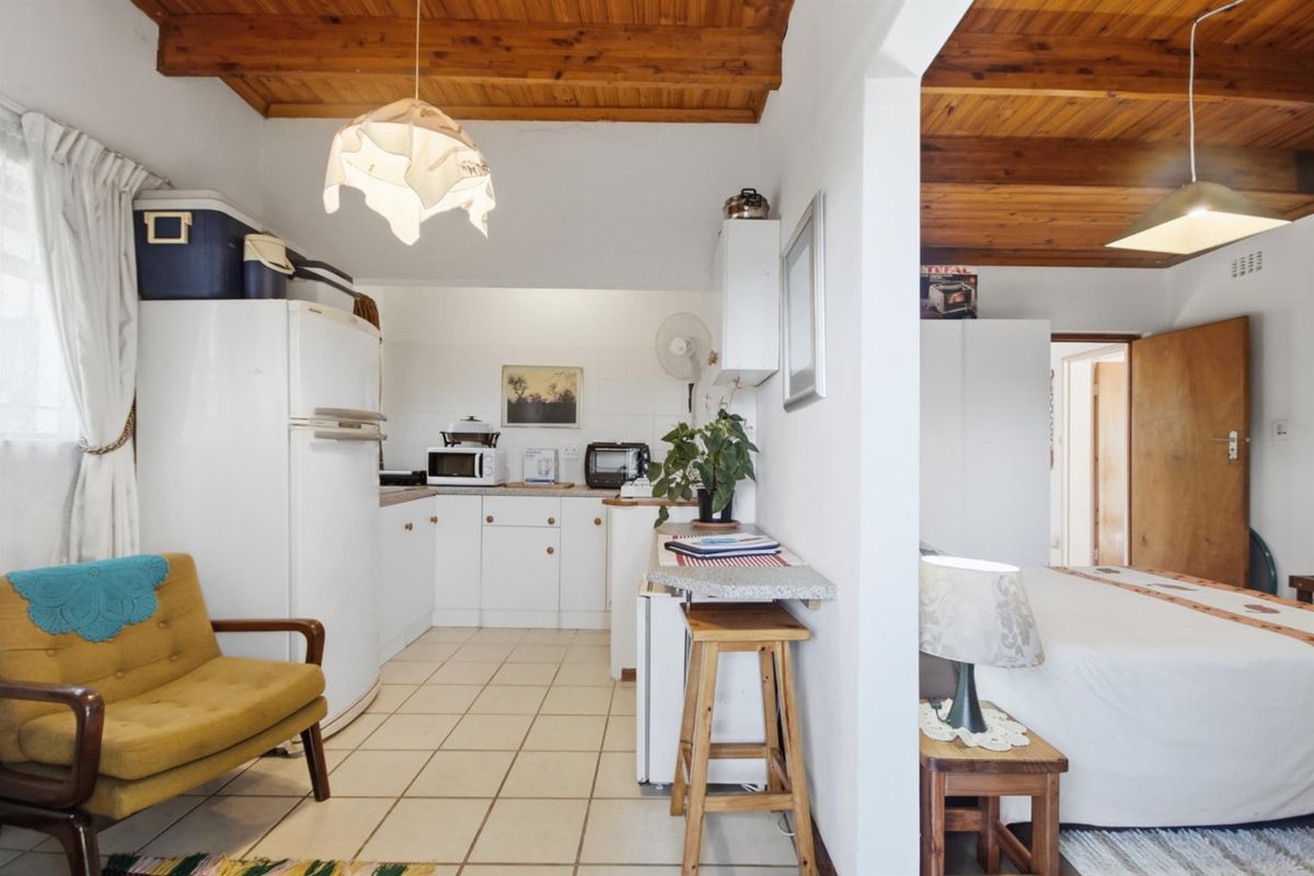 Spacious 4-Bedroom Family Home with Double Garage in Sought-After Oakdale - Photo 3