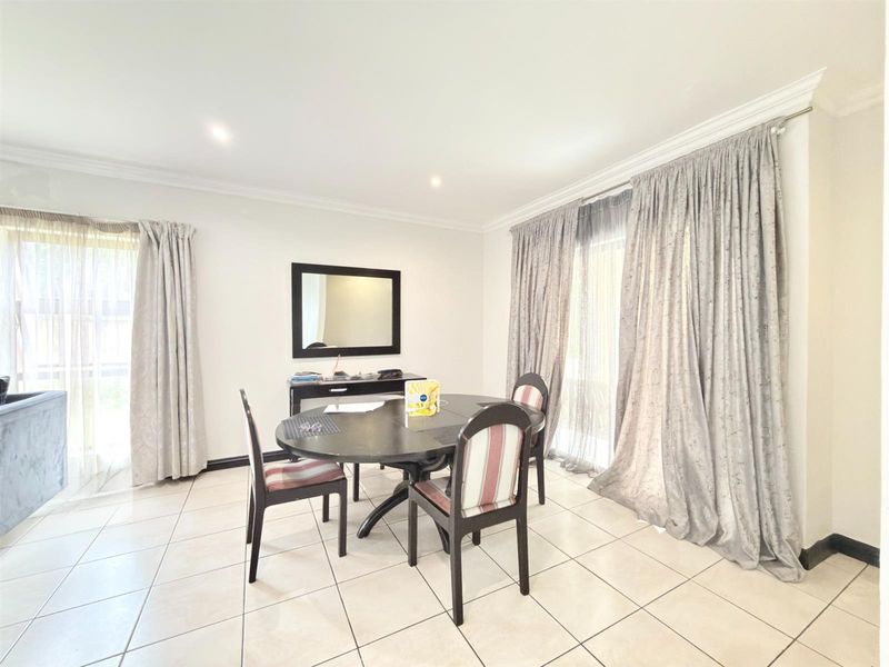 3Bed 3.5Bath house For Sale in Fourways - Photo 8
