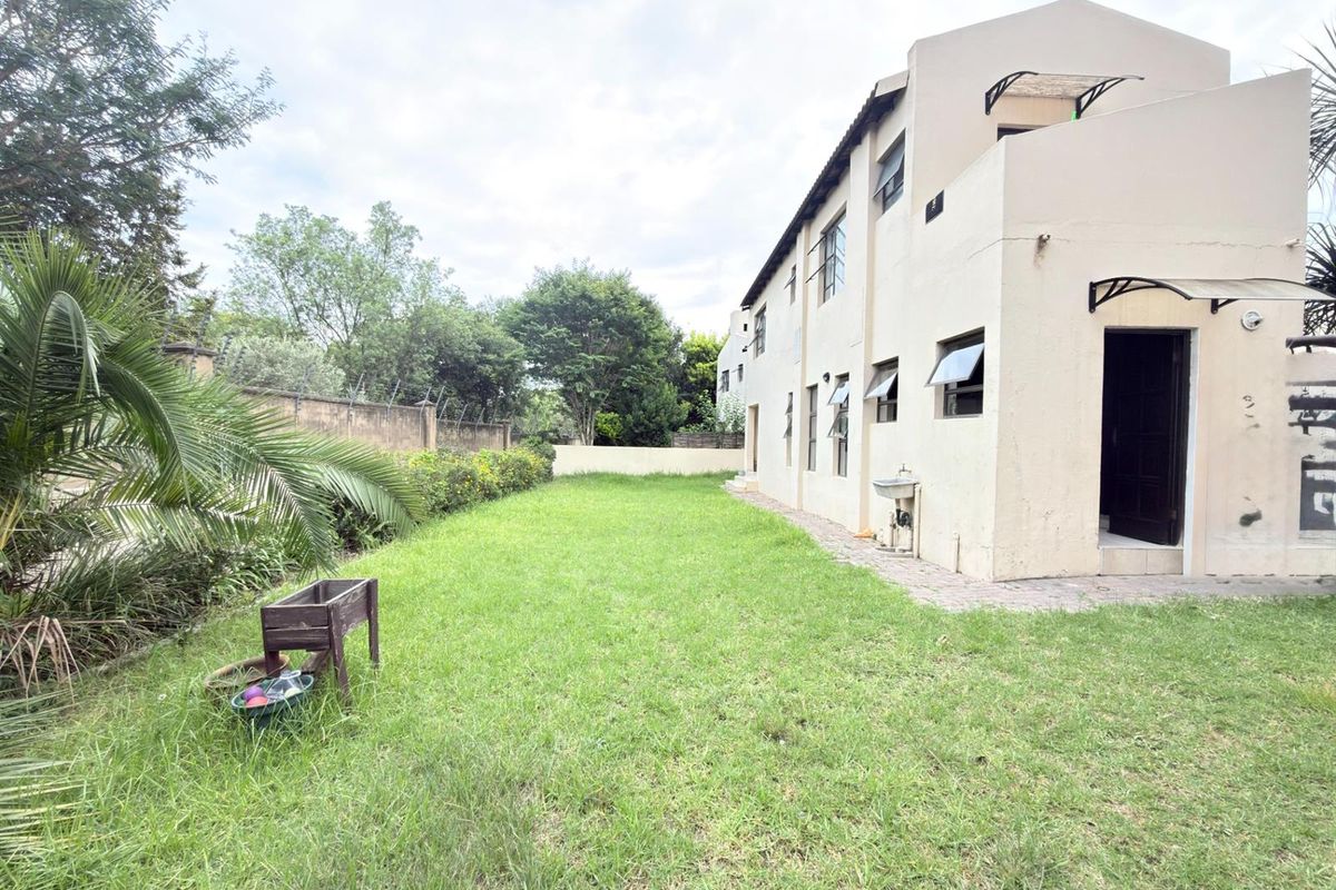 3Bed 3.5Bath house For Sale in Fourways - Photo 3