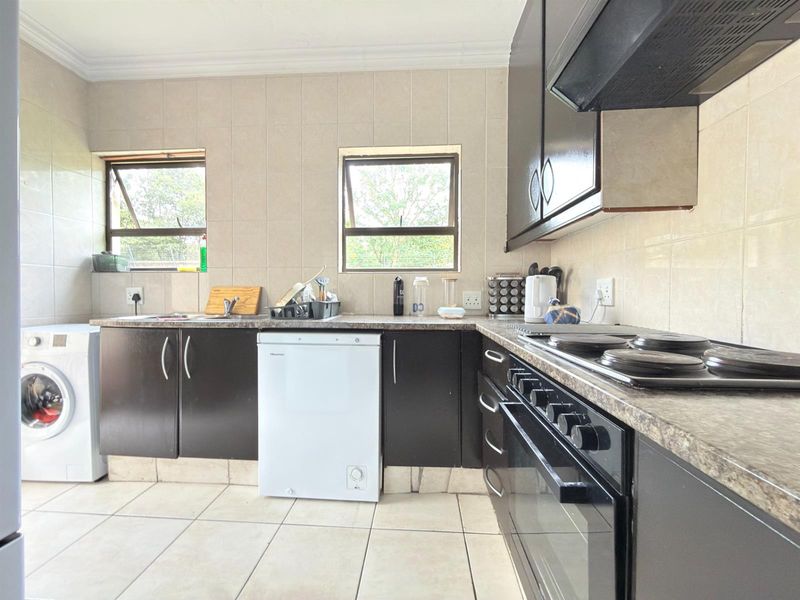 3Bed 3.5Bath house For Sale in Fourways - Photo 6