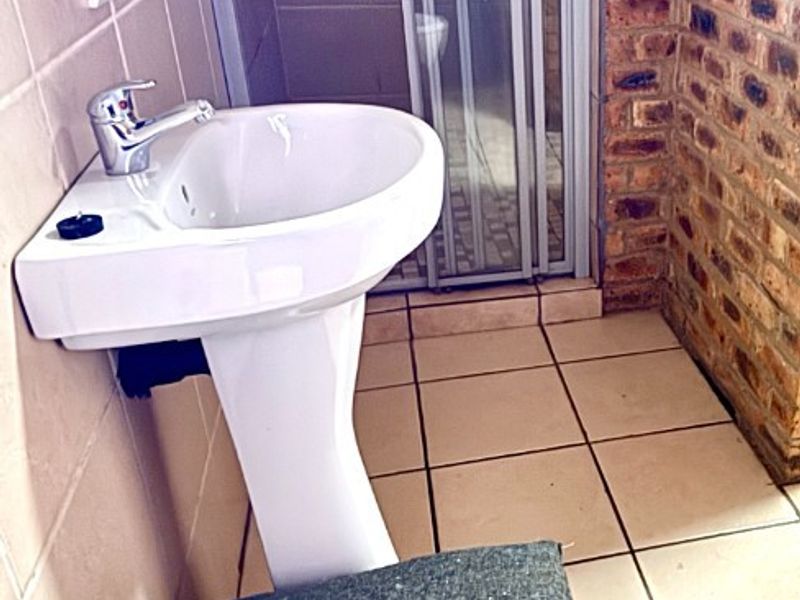 Bachelor Flat to rent - Vanderbijlpark - Photo 4