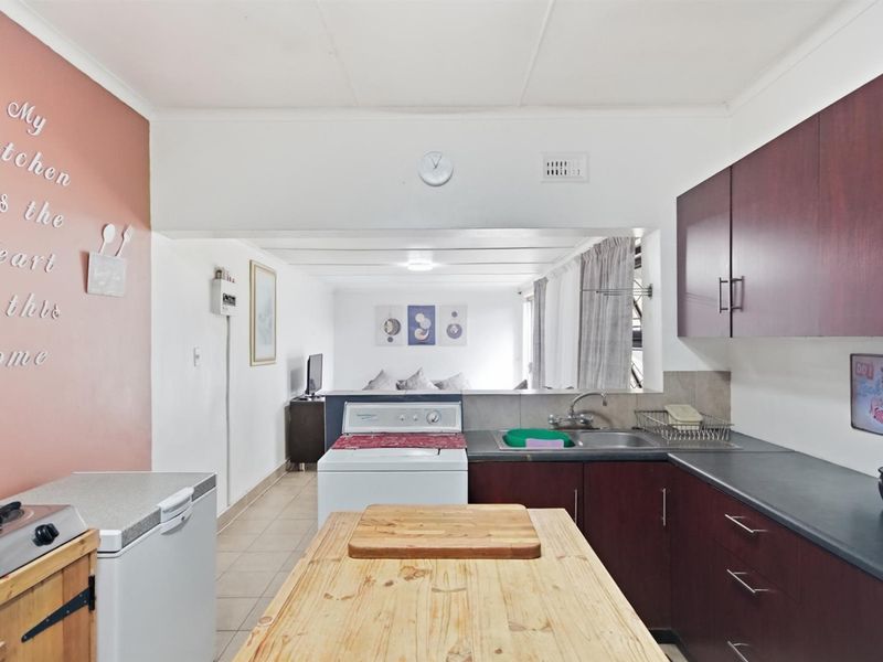 Spacious 4-Bedroom Family Home with Separate Entrance in Sought-After Oakdale - Photo 9