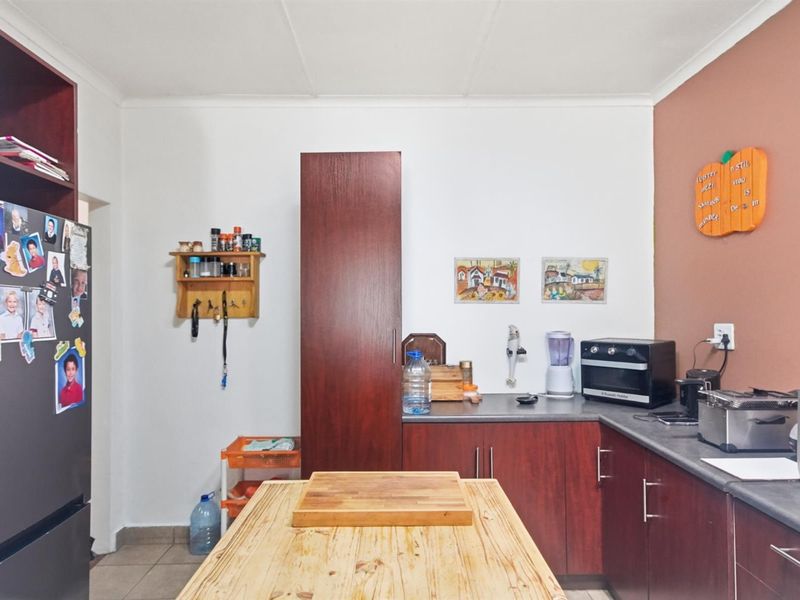 Spacious 4-Bedroom Family Home with Separate Entrance in Sought-After Oakdale - Photo 8