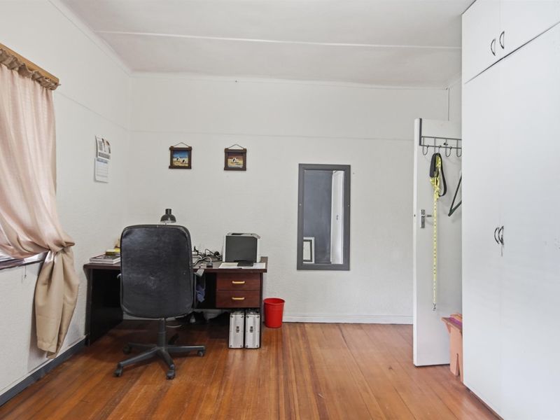 Spacious 4-Bedroom Family Home with Separate Entrance in Sought-After Oakdale - Photo 7