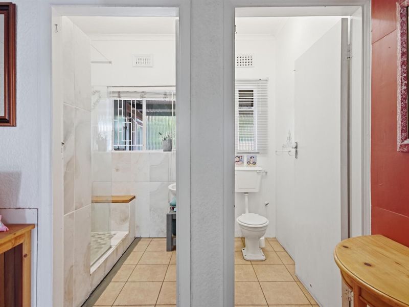 Spacious 4-Bedroom Family Home with Separate Entrance in Sought-After Oakdale - Photo 3