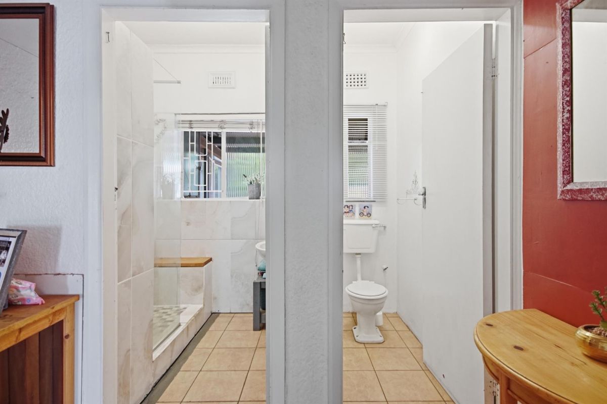 Spacious 4-Bedroom Family Home with Separate Entrance in Sought-After Oakdale - Photo 3