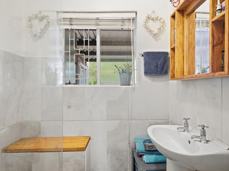 Spacious 4-Bedroom Family Home with Separate Entrance in Sought-After Oakdale - Photo 5