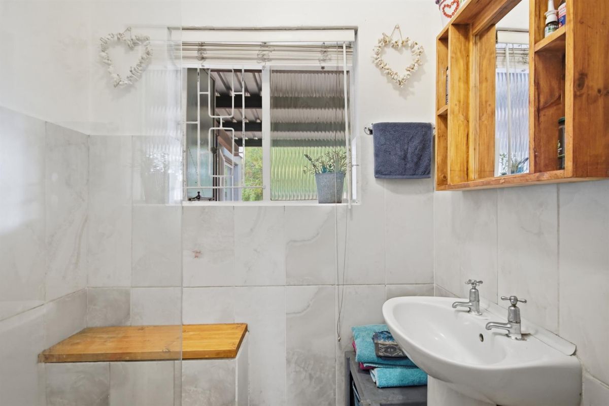 Spacious 4-Bedroom Family Home with Separate Entrance in Sought-After Oakdale - Photo 5