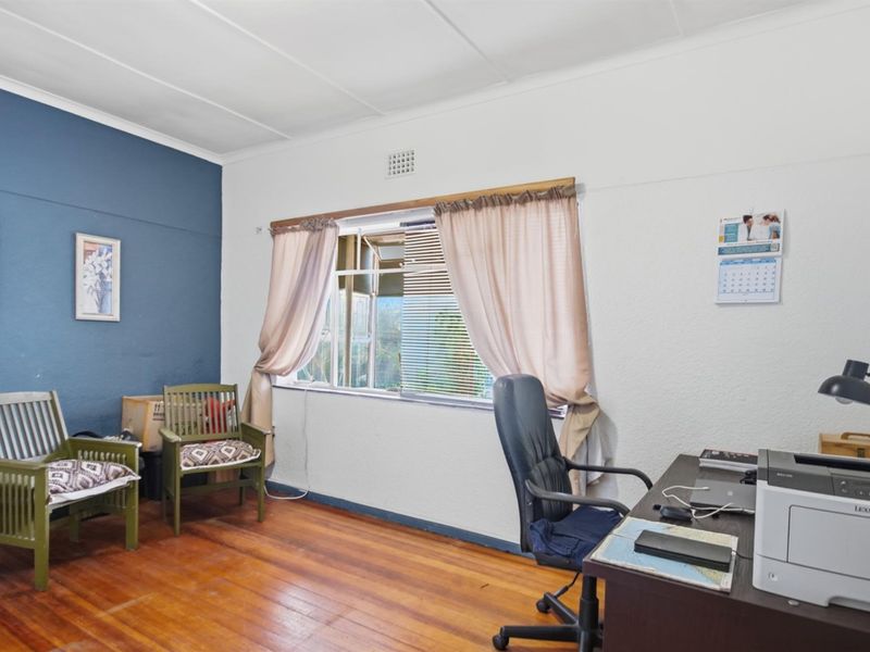 Spacious 4-Bedroom Family Home with Separate Entrance in Sought-After Oakdale - Photo 4