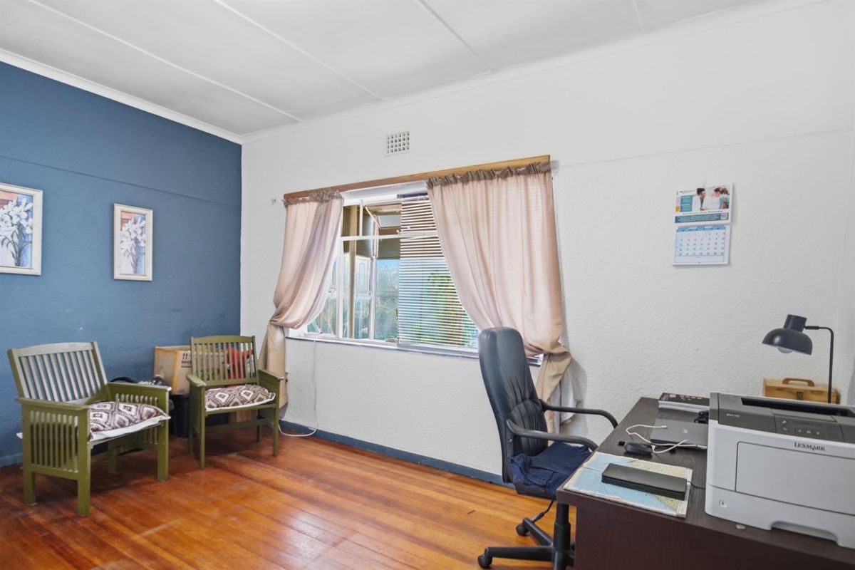 Spacious 4-Bedroom Family Home with Separate Entrance in Sought-After Oakdale - Photo 4