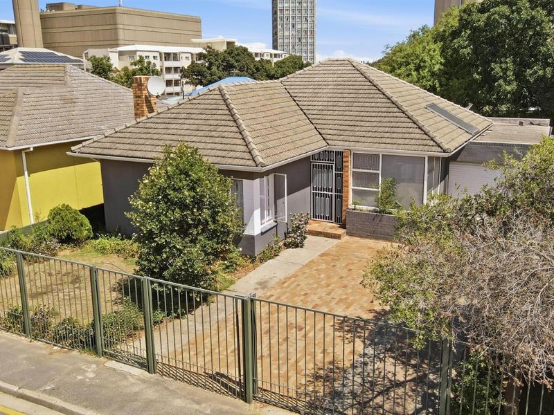 Spacious 4-Bedroom Family Home with Separate Entrance in Sought-After Oakdale - Photo 2