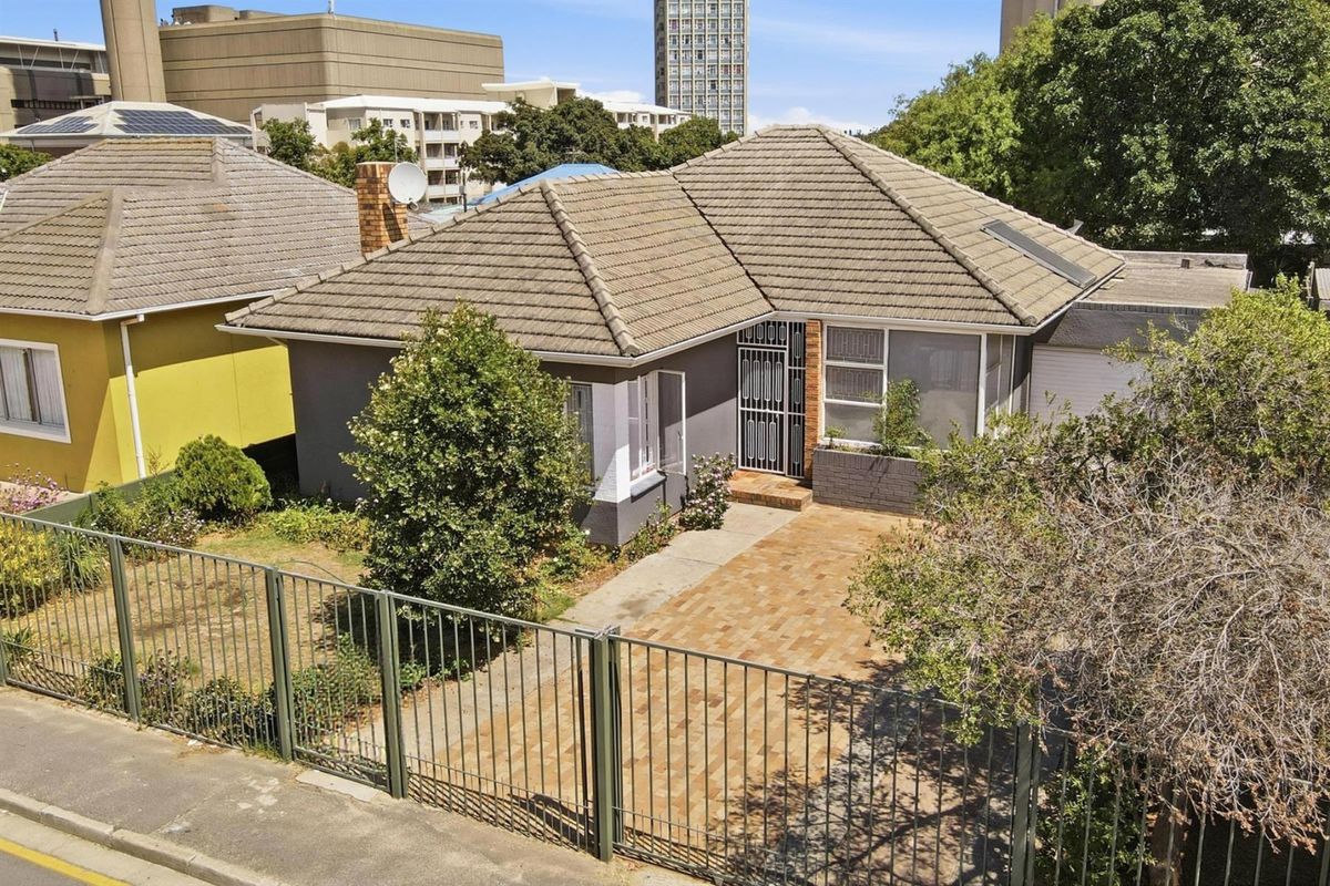 Spacious 4-Bedroom Family Home with Separate Entrance in Sought-After Oakdale - Photo 2