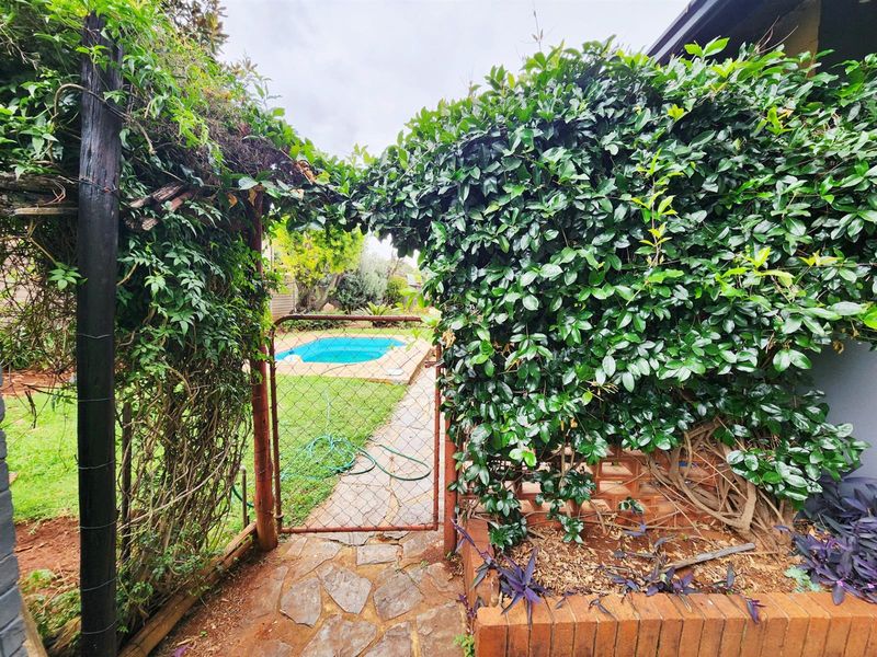 4 Bedroom House including a Bachelor with Pool and Double Garage for sale in Valhalla Centurion - Photo 3