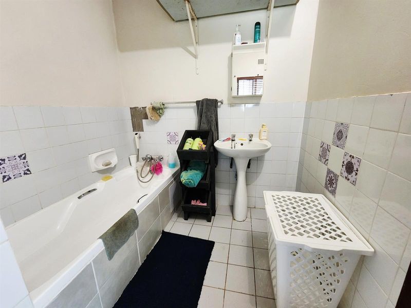 4 Bedroom House including a Bachelor with Pool and Double Garage for sale in Valhalla Centurion - Photo 10