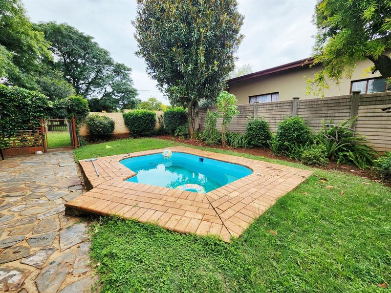 4 Bedroom House including a Bachelor with Pool and Double Garage for sale in Valhalla Centurion - Photo 2
