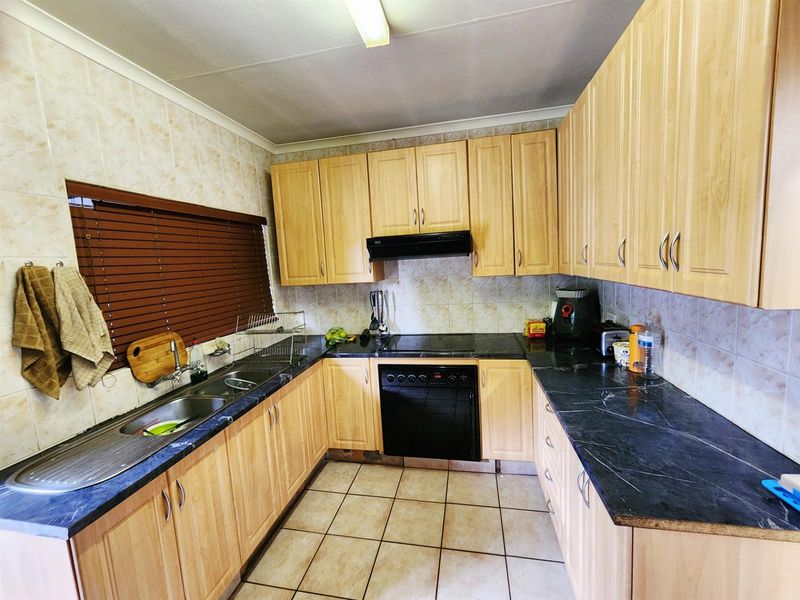 4 Bedroom House including a Bachelor with Pool and Double Garage for sale in Valhalla Centurion - Photo 4