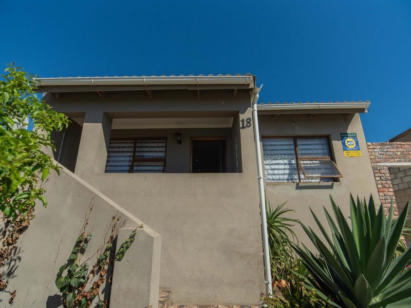 Spacious and beautifully maintained 3 Bedroom, 2 Bathroom Home! - Photo 2