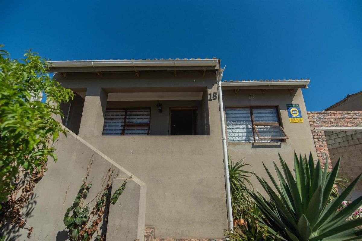 Spacious and beautifully maintained 3 Bedroom, 2 Bathroom Home! - Photo 2