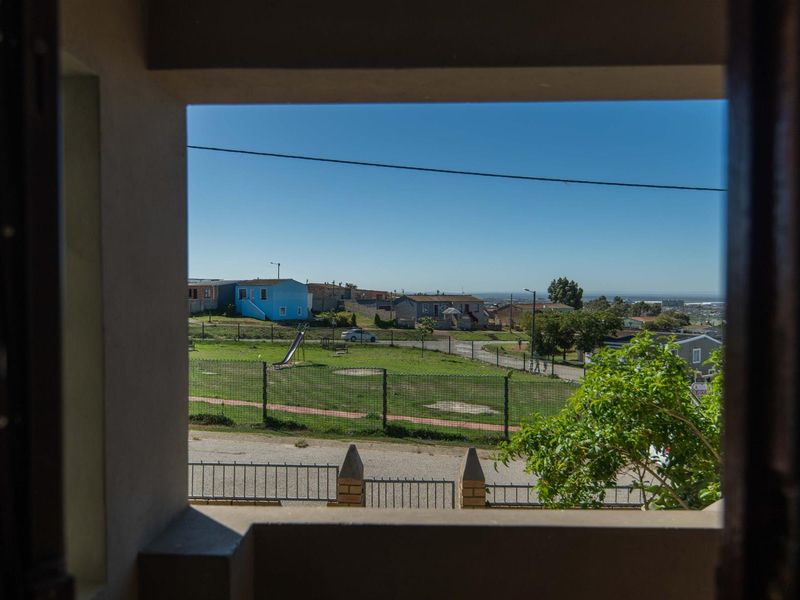 Spacious and beautifully maintained 3 Bedroom, 2 Bathroom Home! - Photo 4