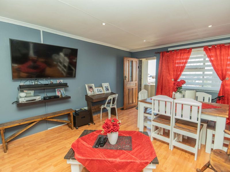 Spacious and beautifully maintained 3 Bedroom, 2 Bathroom Home! - Photo 10