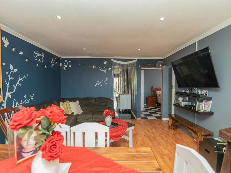 Spacious and beautifully maintained 3 Bedroom, 2 Bathroom Home! - Photo 5