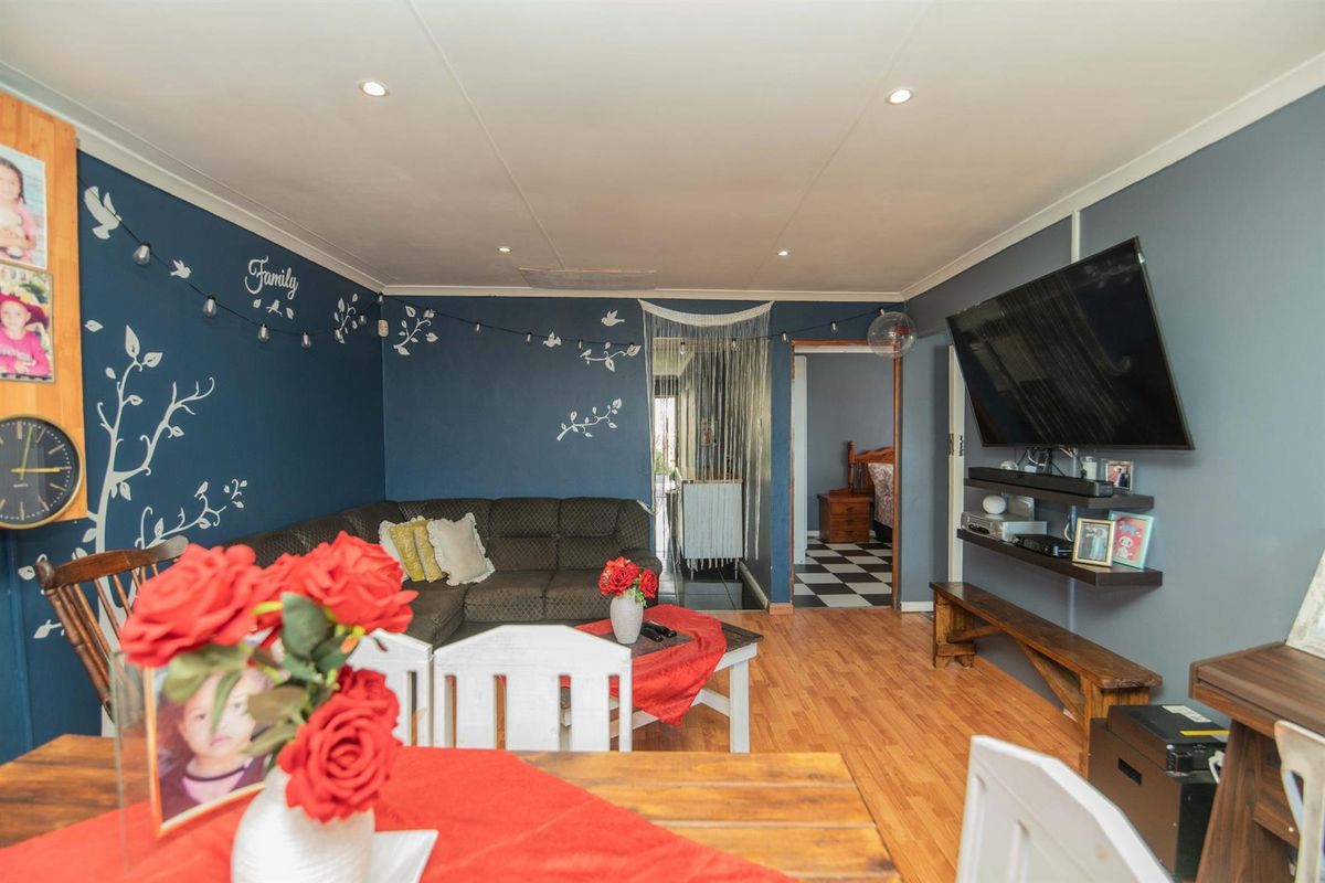 Spacious and beautifully maintained 3 Bedroom, 2 Bathroom Home! - Photo 5