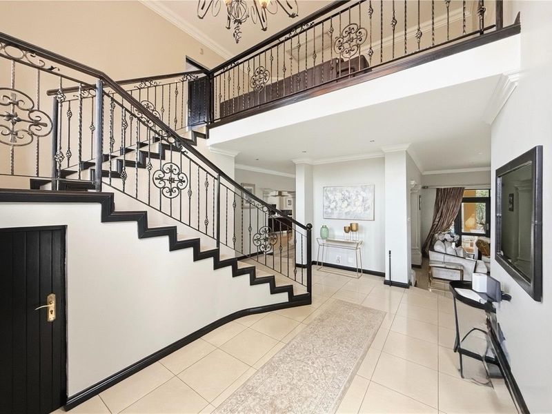 Spacious Luxury Family Home in Dainfern Valley Estate - Photo 6