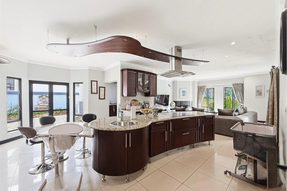 Spacious Luxury Family Home in Dainfern Valley Estate - Photo 4