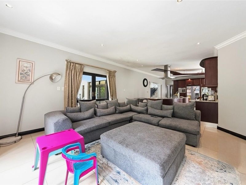 Spacious Luxury Family Home in Dainfern Valley Estate - Photo 9