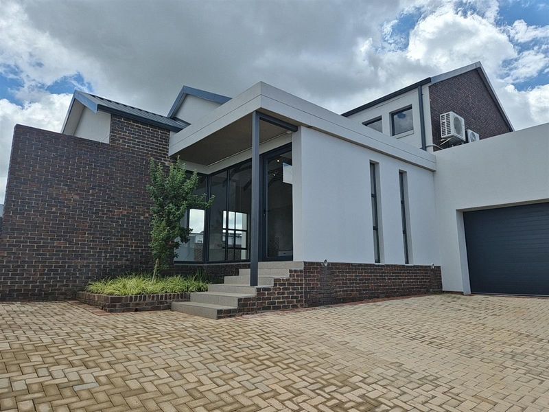 Luxurious 3-Bedroom Double-Storey Eco Home - Helderzicht Eco Estate, Potchefstroom - Photo 3