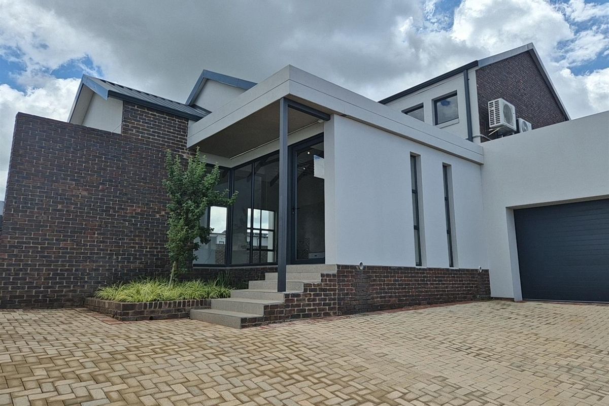 Luxurious 3-Bedroom Double-Storey Eco Home - Helderzicht Eco Estate, Potchefstroom - Photo 3