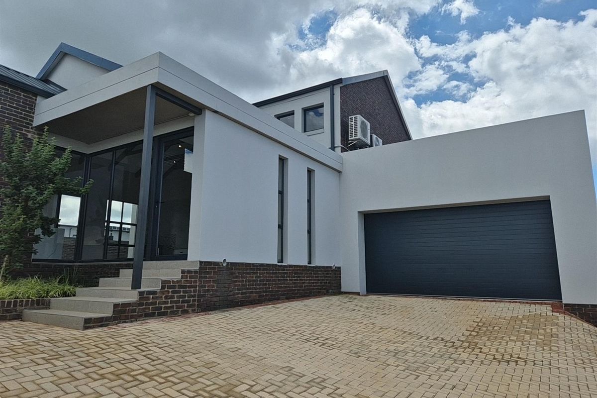 Luxurious 3-Bedroom Double-Storey Eco Home - Helderzicht Eco Estate, Potchefstroom - Photo 2