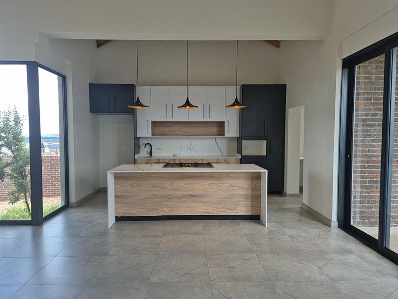 Luxurious 3-Bedroom Double-Storey Eco Home - Helderzicht Eco Estate, Potchefstroom - Photo 8