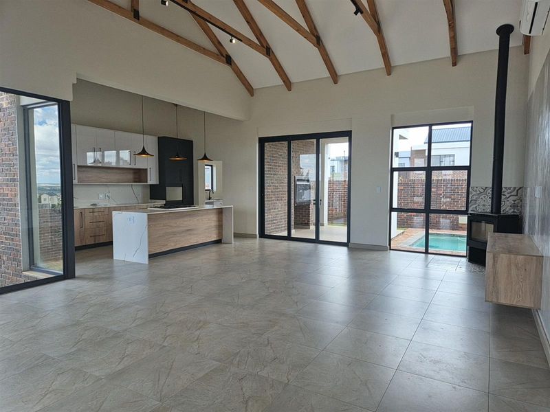 Luxurious 3-Bedroom Double-Storey Eco Home - Helderzicht Eco Estate, Potchefstroom - Photo 7