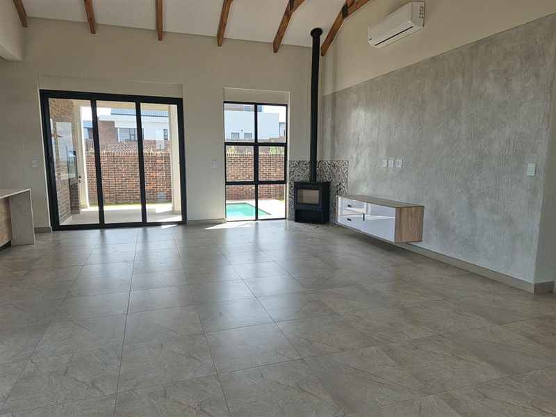 Luxurious 3-Bedroom Double-Storey Eco Home - Helderzicht Eco Estate, Potchefstroom - Photo 6