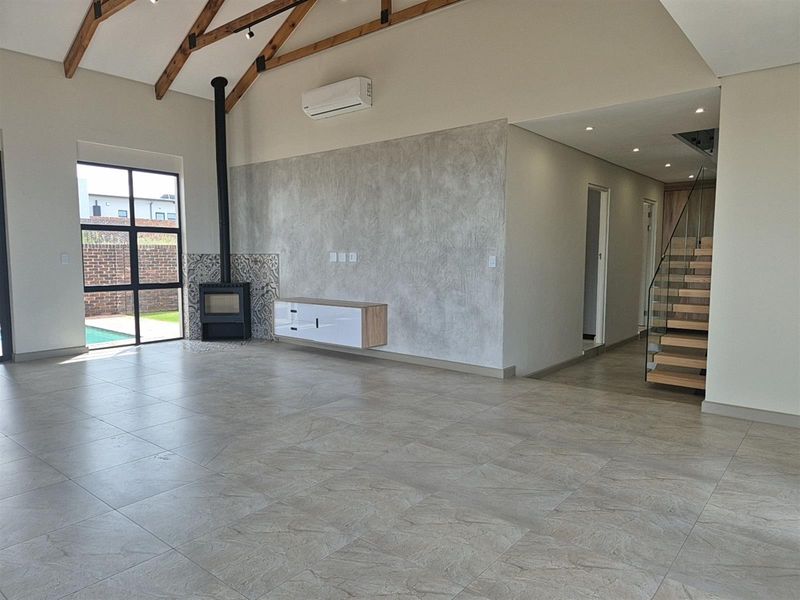 Luxurious 3-Bedroom Double-Storey Eco Home - Helderzicht Eco Estate, Potchefstroom - Photo 5