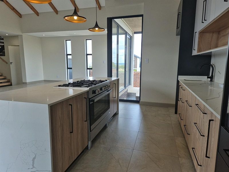 Luxurious 3-Bedroom Double-Storey Eco Home - Helderzicht Eco Estate, Potchefstroom - Photo 10