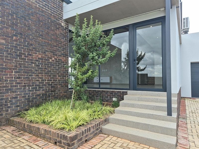 Luxurious 3-Bedroom Double-Storey Eco Home - Helderzicht Eco Estate, Potchefstroom - Photo 4