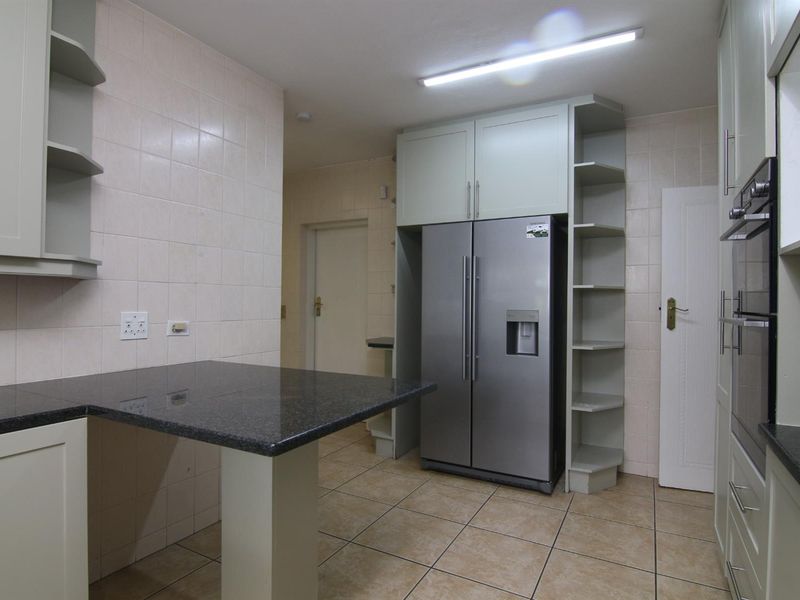 Beautiful North-Facing Family Home Overlooking the Greenbelt - Photo 4