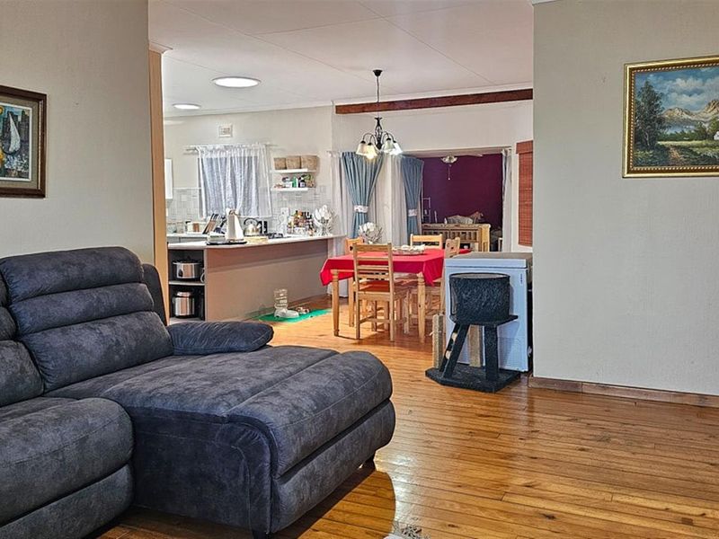 Welcoming Family house with Modern Upgrades - Photo 9